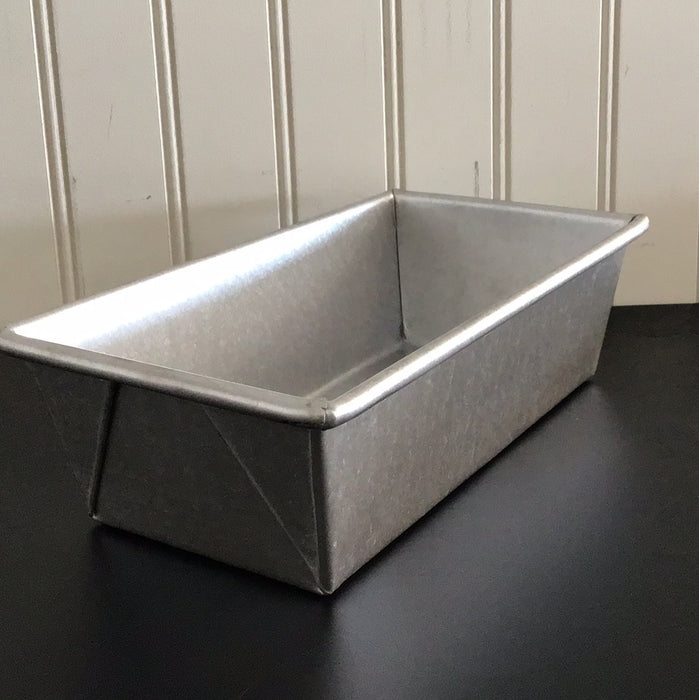 Chicago Metallic 1 lb. Aluminized Steel Bread Loaf Pan - 8 1/2" x 4 1/2" x 2 11/16"